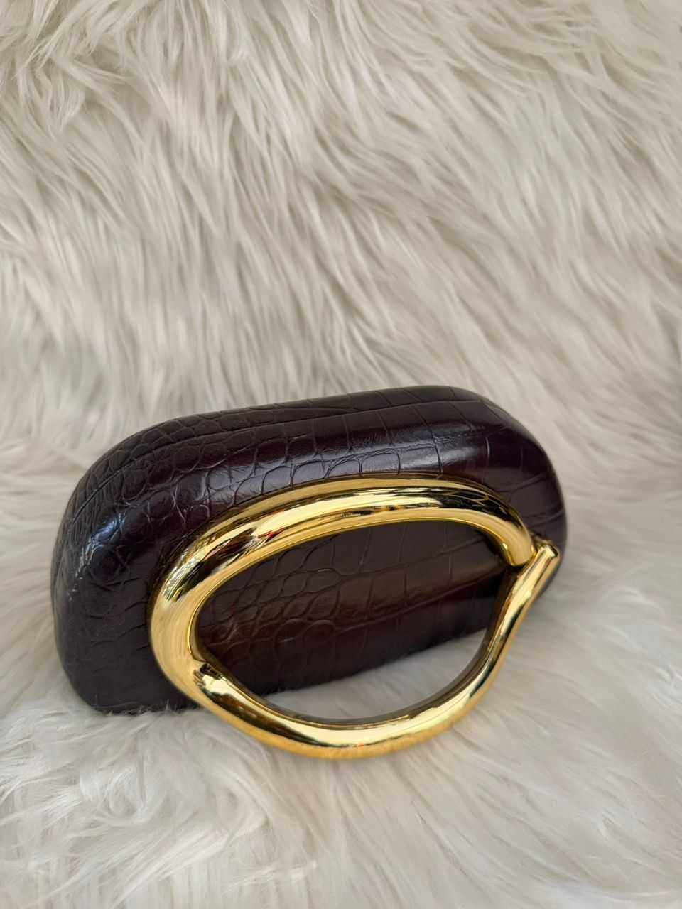 Dark brown croc-texture ring handle with gold metal loop