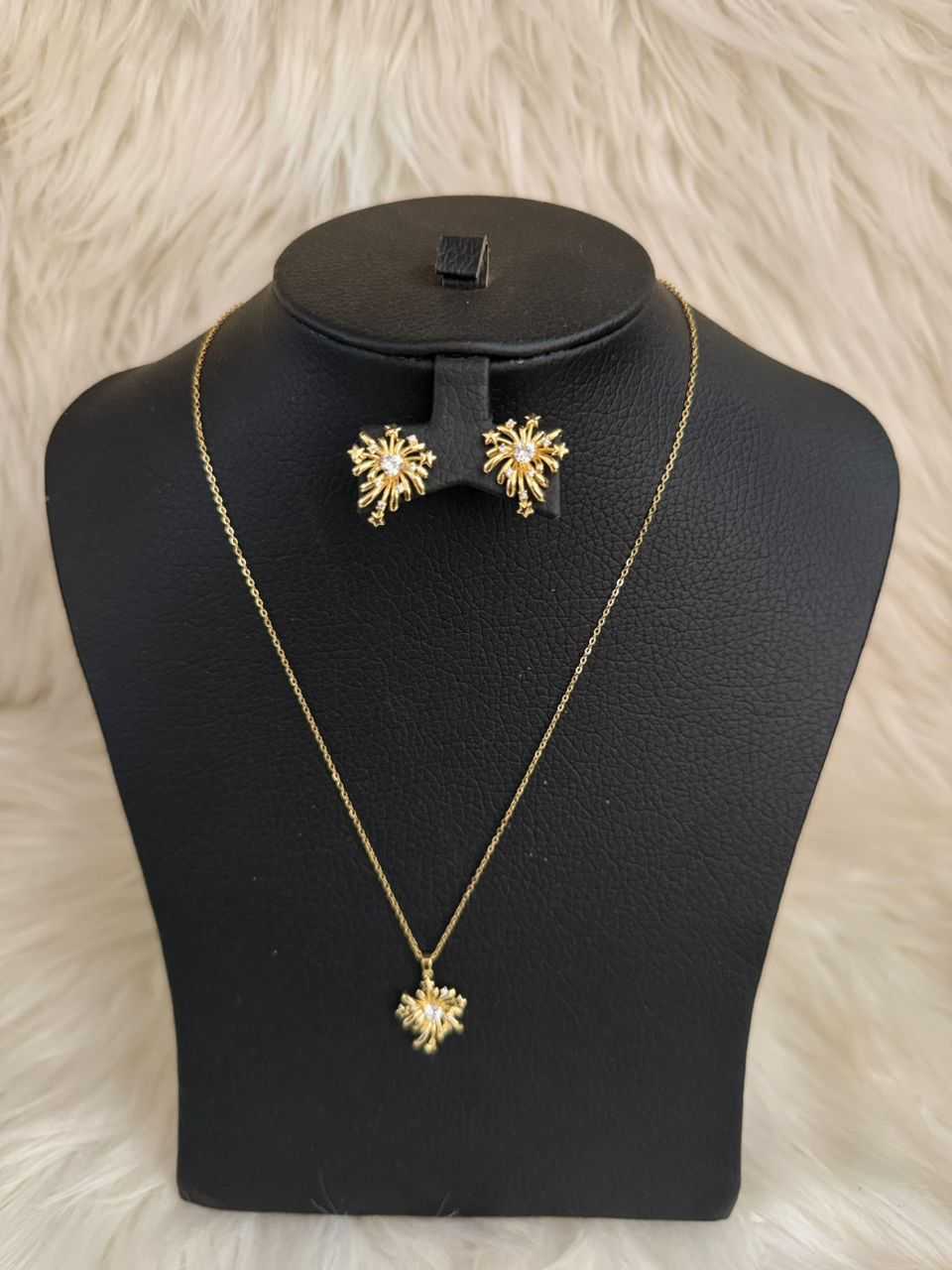 Gold flower sparkle necklace and stud earrings set with pendant