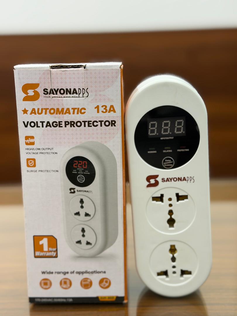 Automatic 13A voltage protector with digital display and 3-prong outlet sockets